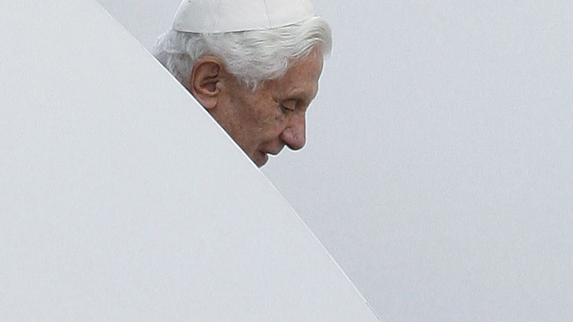 El papa Benedicto XVI sale de uno de los confesionarios instalados en el parque del Retiro de Madrid donde confesó a varios jóvenes en el marco de la Jornada Mundial de la Juventud (JMJ)