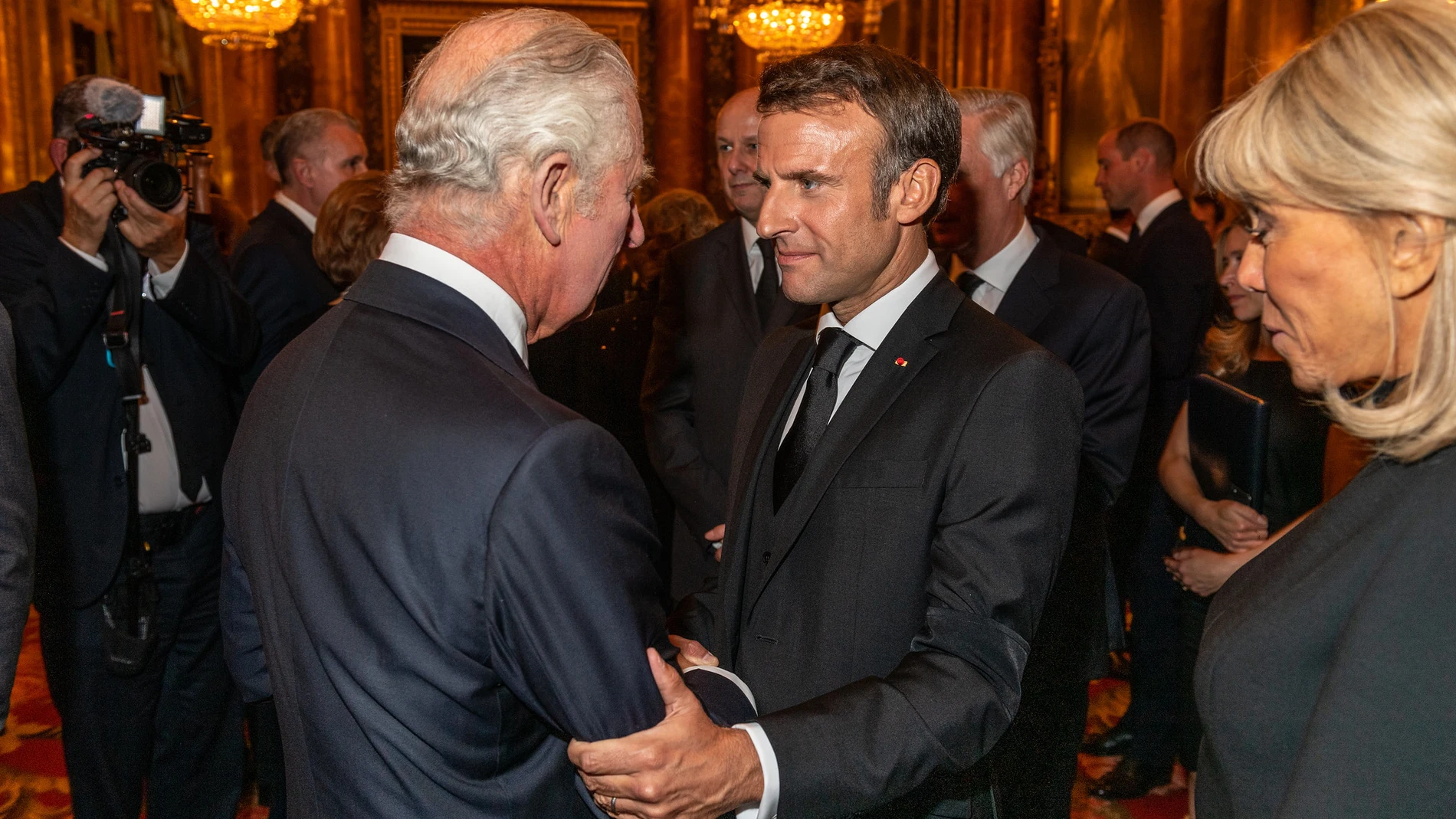 Emmanuel y Brigitte Macron arropan a Carlos III y Camilla