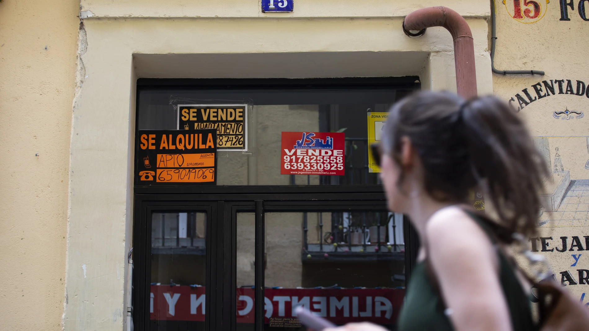 Cartel de "se vende" y "se alquila" en un edificio del centro de Madrid
