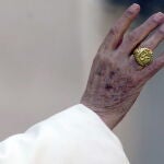 Detalle de la mano del papa Benedicto XVI durante un encuentro con los peregrinos congregados en la plaza de San Pedro, en 2013