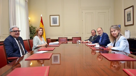 Los vocales José Antonio Ballestero y Carmen Llombart (izda.) y sus compañeros Álvaro Cuesta, Roser Bach y Rafael Mozo (dcha.), en una de las reuniones