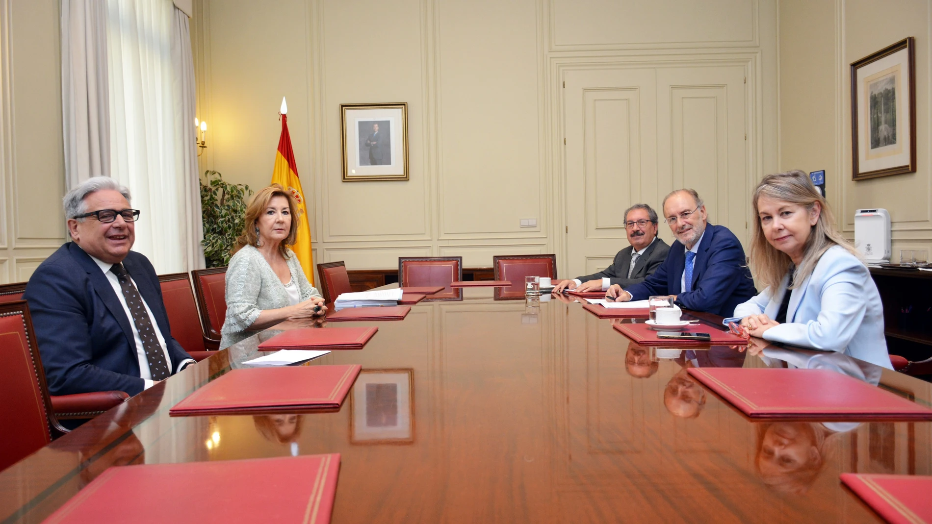 Los vocales José Antonio Ballestero y Carmen Llombart (izda.) y sus compañeros Álvaro Cuesta, Roser Bach y Rafael Mozo (dcha.), en una de las reuniones