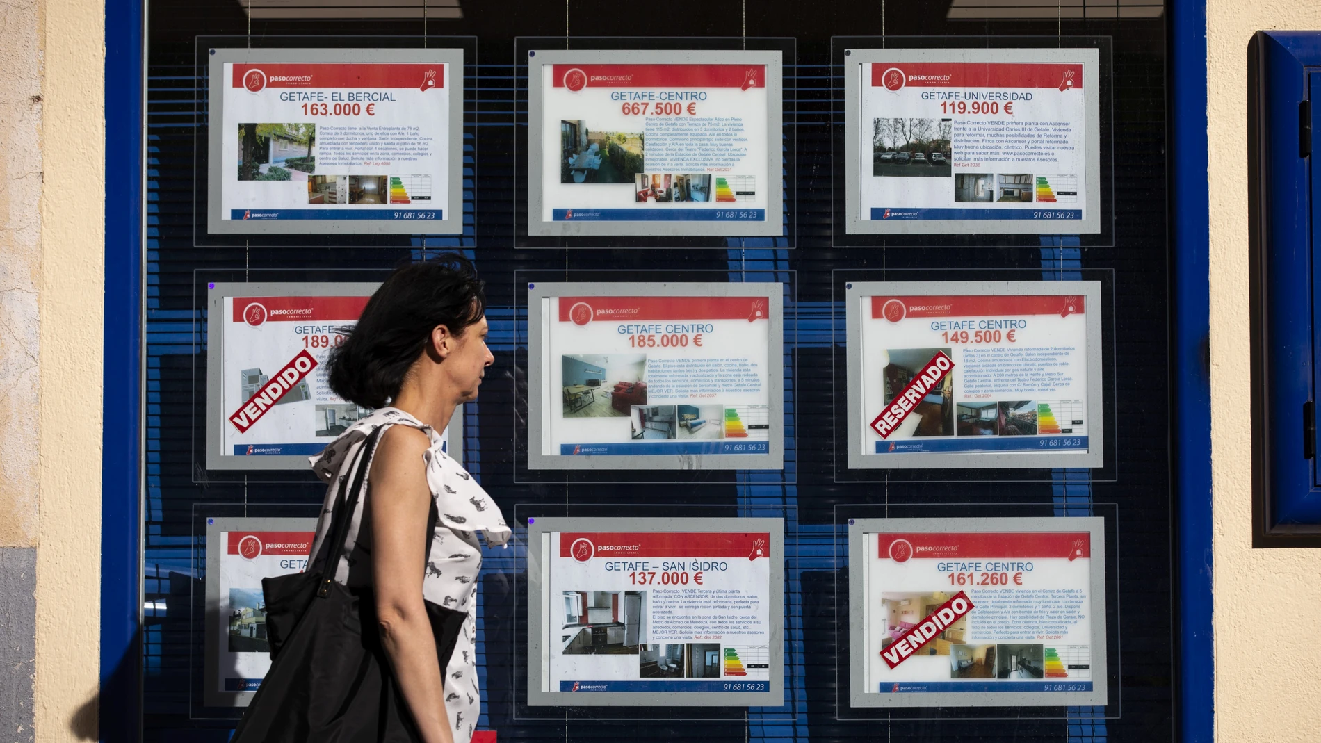 Imagen de anuncios de oferta de venta y alquiler de viviendas y locales en una inmobiliaria.