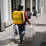 Un repartidor de Glovo con bolsas camina por una calle del centro de Madrid, a 21 de septiembre de 2022, en Madrid (España)