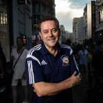 El periodista deportivo Tomás Roncero en la Gran Vía de Madrid