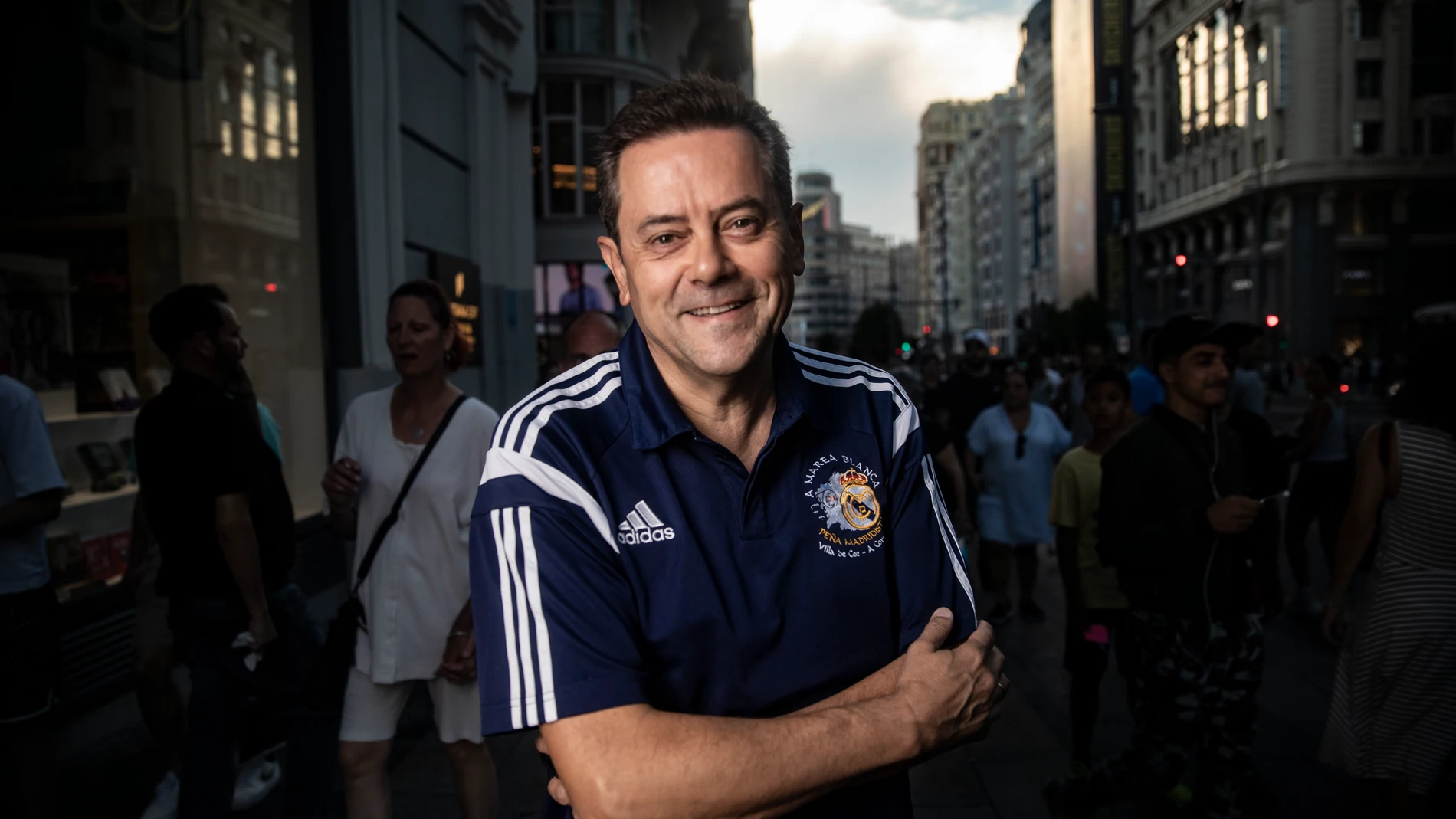 El periodista deportivo Tomás Roncero en la Gran Vía de Madrid