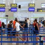 Turistas hacen cola en el aeropuerto Costa del Sol de Málaga, el que más pasajeros ha registrado durante el verano en Andalucía
