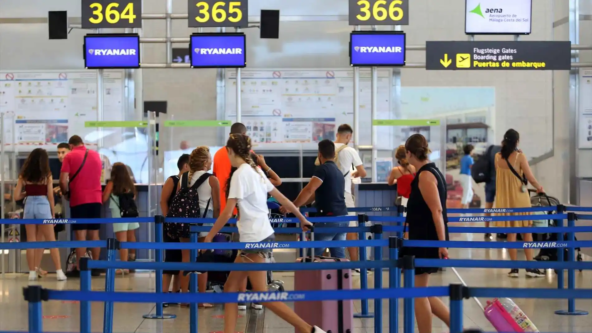 Turistas hacen cola en el aeropuerto Costa del Sol de Málaga, el que más pasajeros ha registrado durante el verano en Andalucía