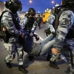 Policías rusos detienen a un manifestantes en una protesta en Moscú contra la movilización decretada por Putin
