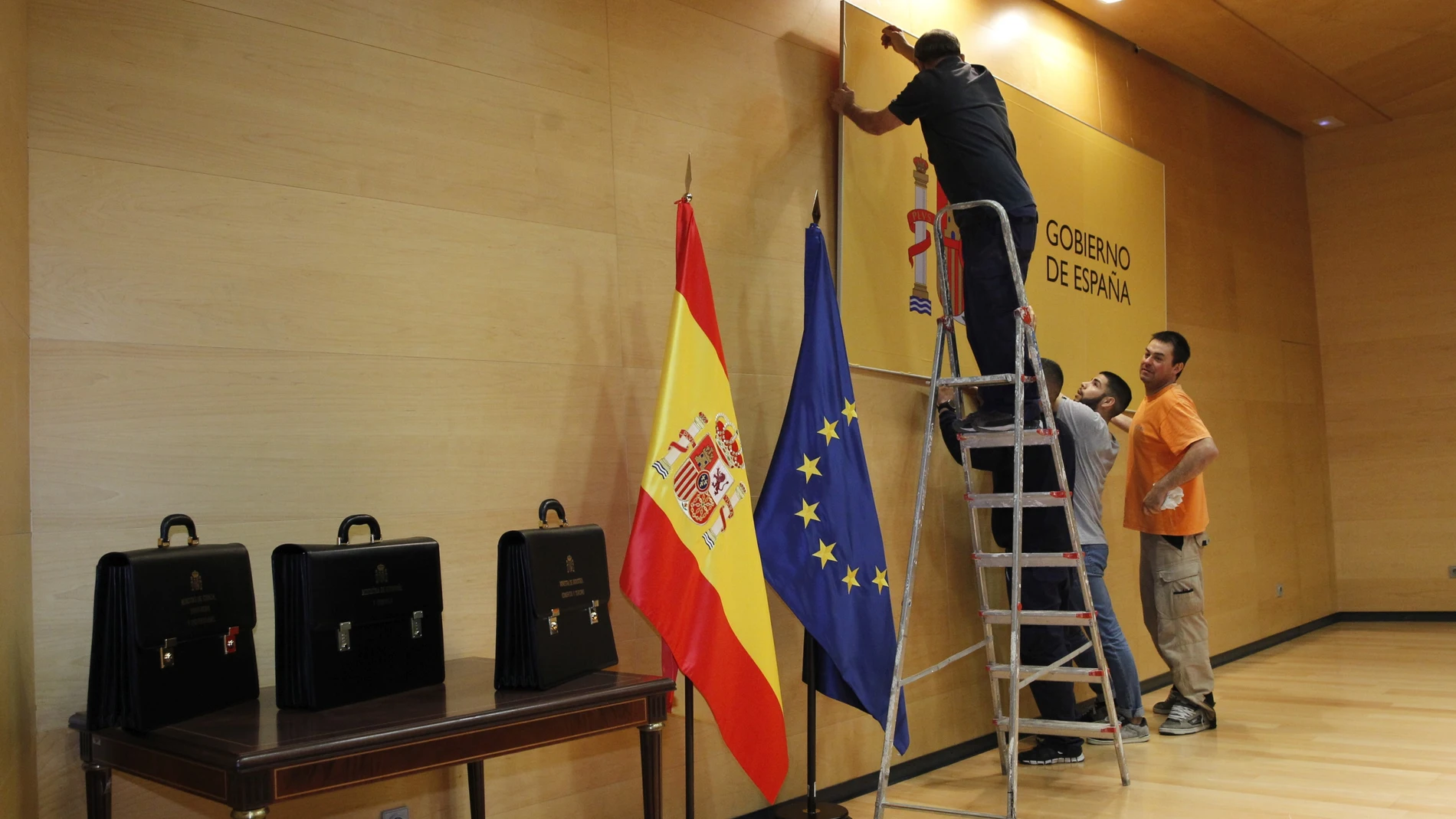 Una imagen de los preparativos para el traspaso de carteras entre el último gobierno del PP y el primero del PSOE, en 2018