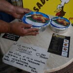 Varias pollos que el Asador Real de Huércal de Almería (Almería) coloca en una mesa donde un cartel especifica que son para se los lleven las personas necesitadas. EFE / Carlos Barba