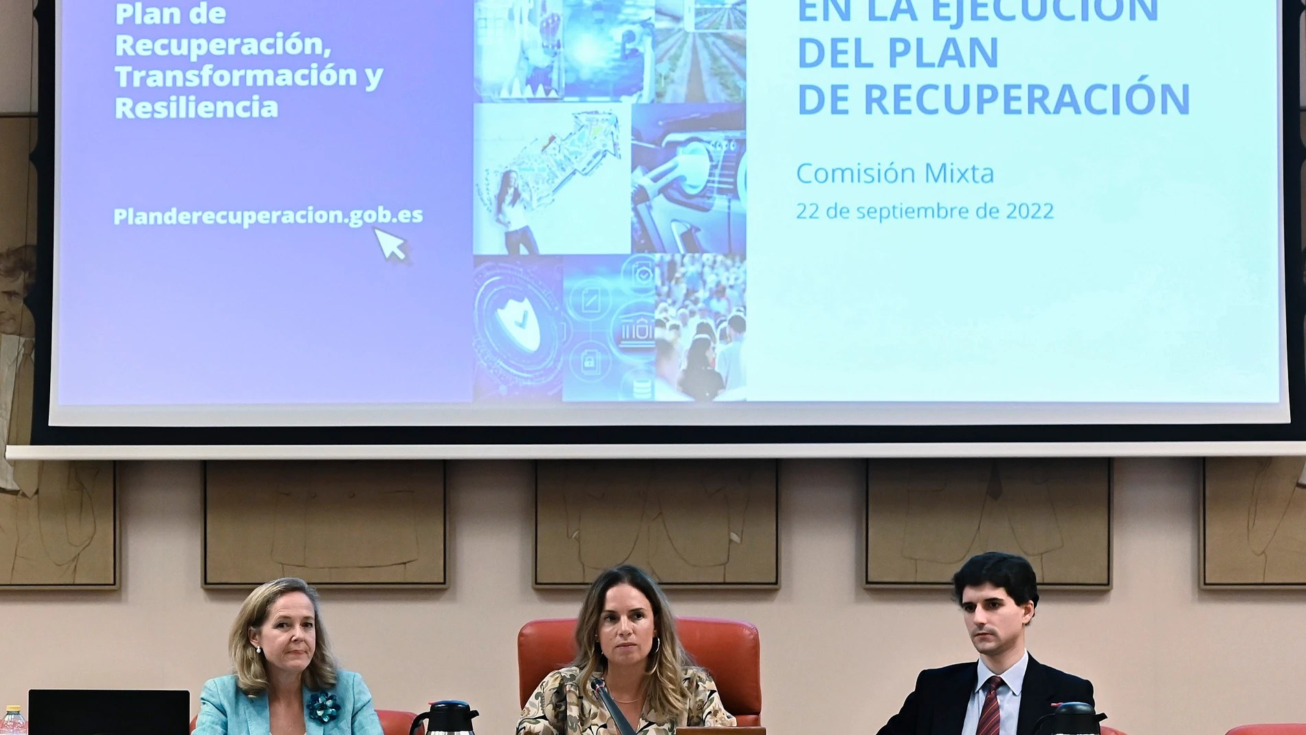 La vicepresidenta primera y ministra de Asuntos Económicos y Transformación Digital, Nadia Calviño (i), comparece en la Comisión Mixta para la Unión Europea para informar sobre los últimos avances relativos al Plan de Recuperación, Transformación y Resiliencia de la economía española, este jueves en el Congreso de los Diputados en Madrid.