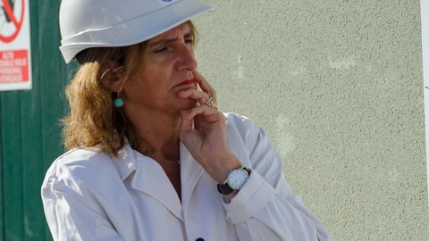 La vicepresidenta y ministra para la Transición Ecológica, Teresa Ribera, en la estación de compresión de Enagás en Irún