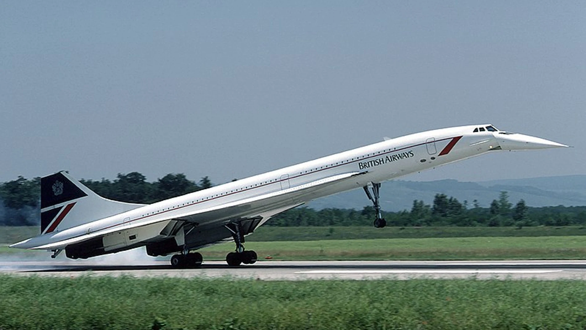 Un avión de British Airways con poca cola y pico inclinado hacia abajo, en el momento del despegue