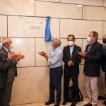 El equipo de Altos Labs y el Dr. Pedro Guillén descubren la placa conmemorativa del acuerdo en presencia del alcalde de Madrid