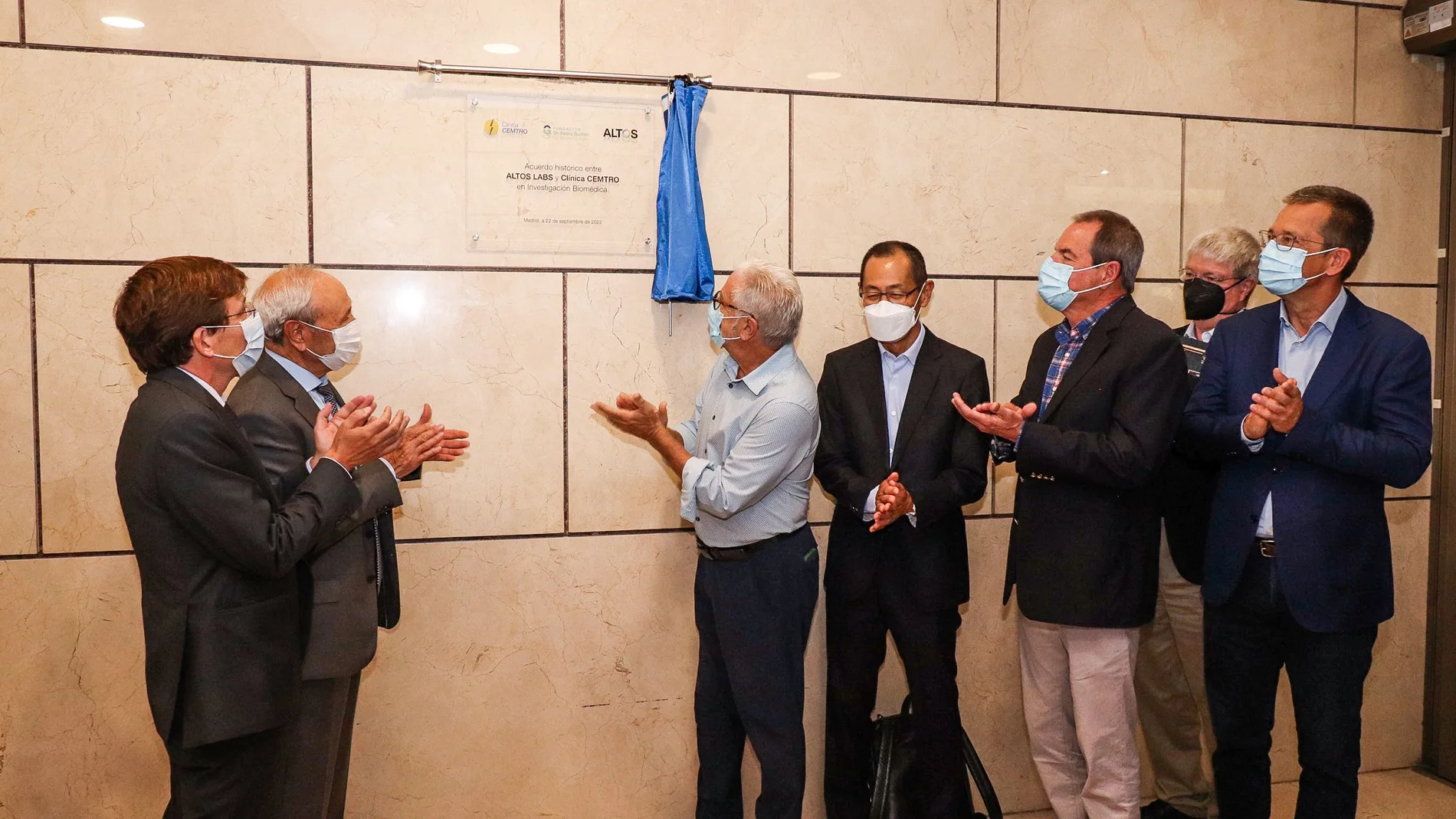 El equipo de Altos Labs y el Dr. Pedro Guillén descubren la placa conmemorativa del acuerdo en presencia del alcalde de Madrid