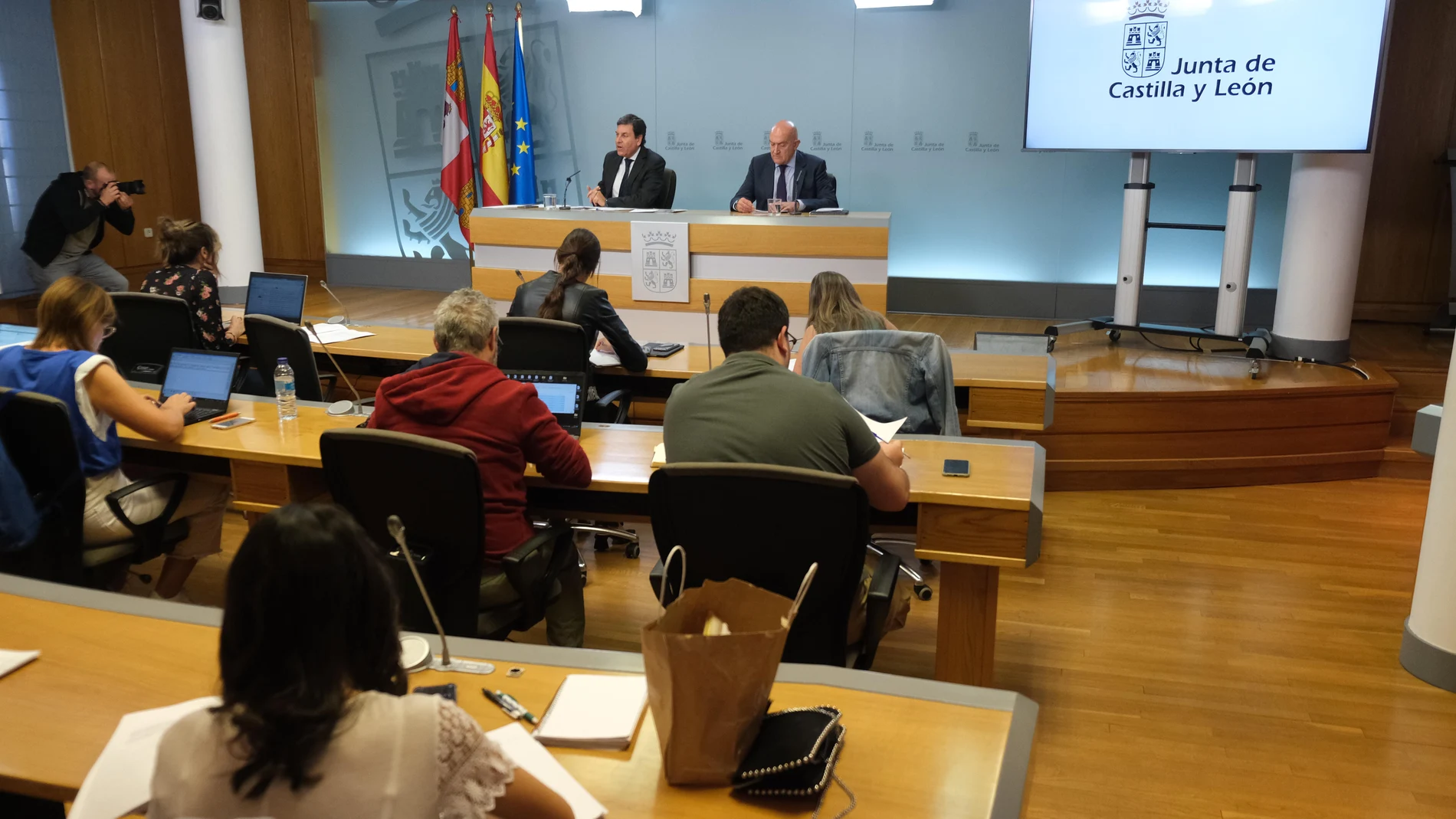 Los consejeros Jesús Julio Carnero y Carlos Fernández Carriedo explican los acuerdos del Consejo de Gobierno