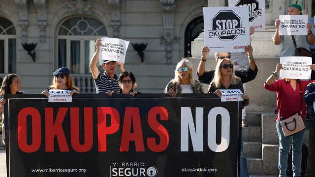Manifestantes protestan ante el Congreso de los Diputados en Madrid en contra de la okupación y en apoyo a una ley antiokupa