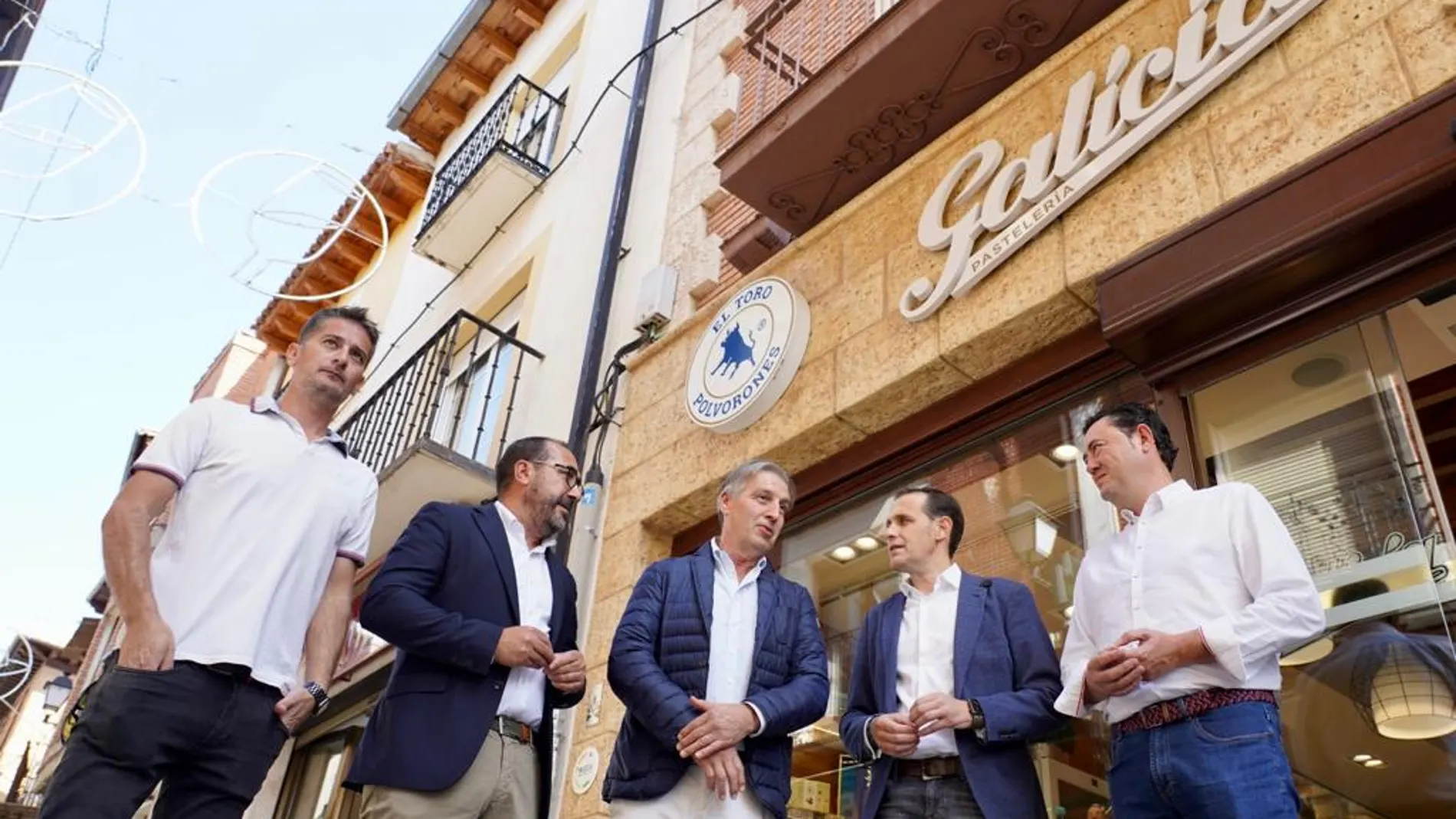 El presidente de la Diputación de Valladolid, Conrado Íscar, visita la empresa Pastelería Galicía, que elabora los Polvorones El Toro, en Tordesillas