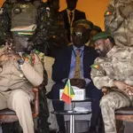 Assimi Goita habla en Bamako con el Coronel Mamady Doumbouya (presidente interino de Guinea Conakry).