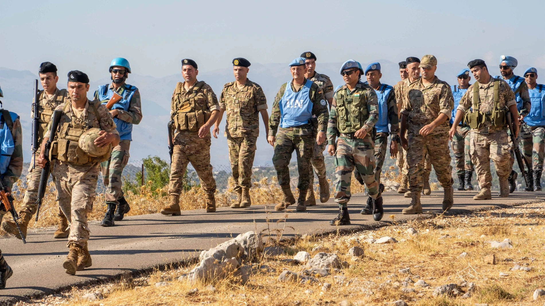 El general Olazábal (centro), durante la patrulla a pie por la 'Blue Line' en Libano. BRI X
