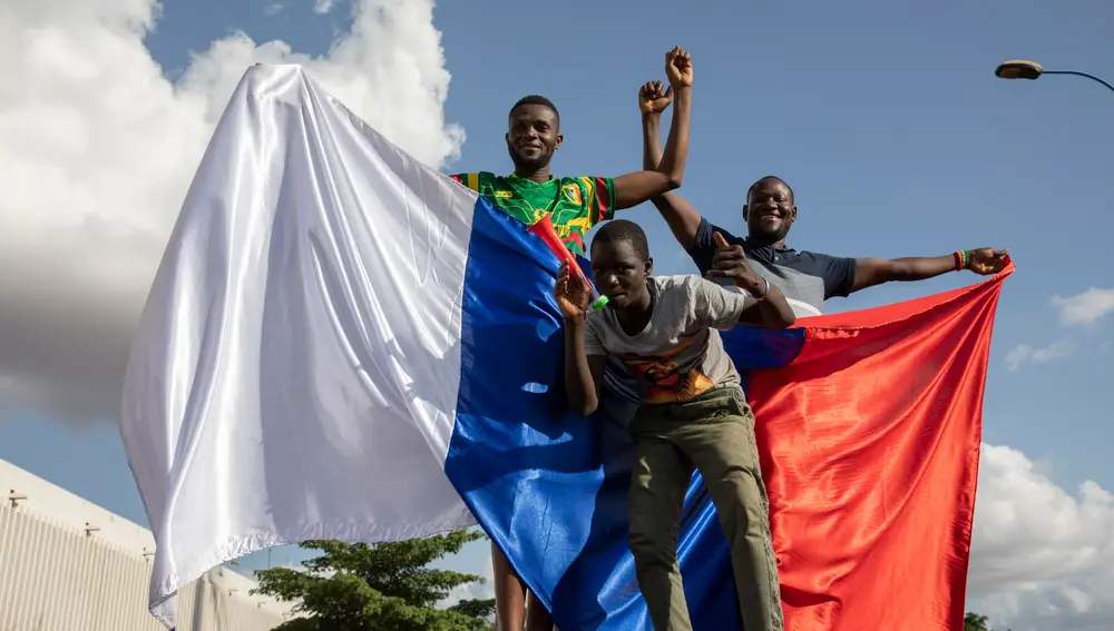 Manifestantes malienses muestran una bandera rusa.