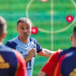 Luis Enrique da instrucciones a sus jugadores durante un entrenamiento