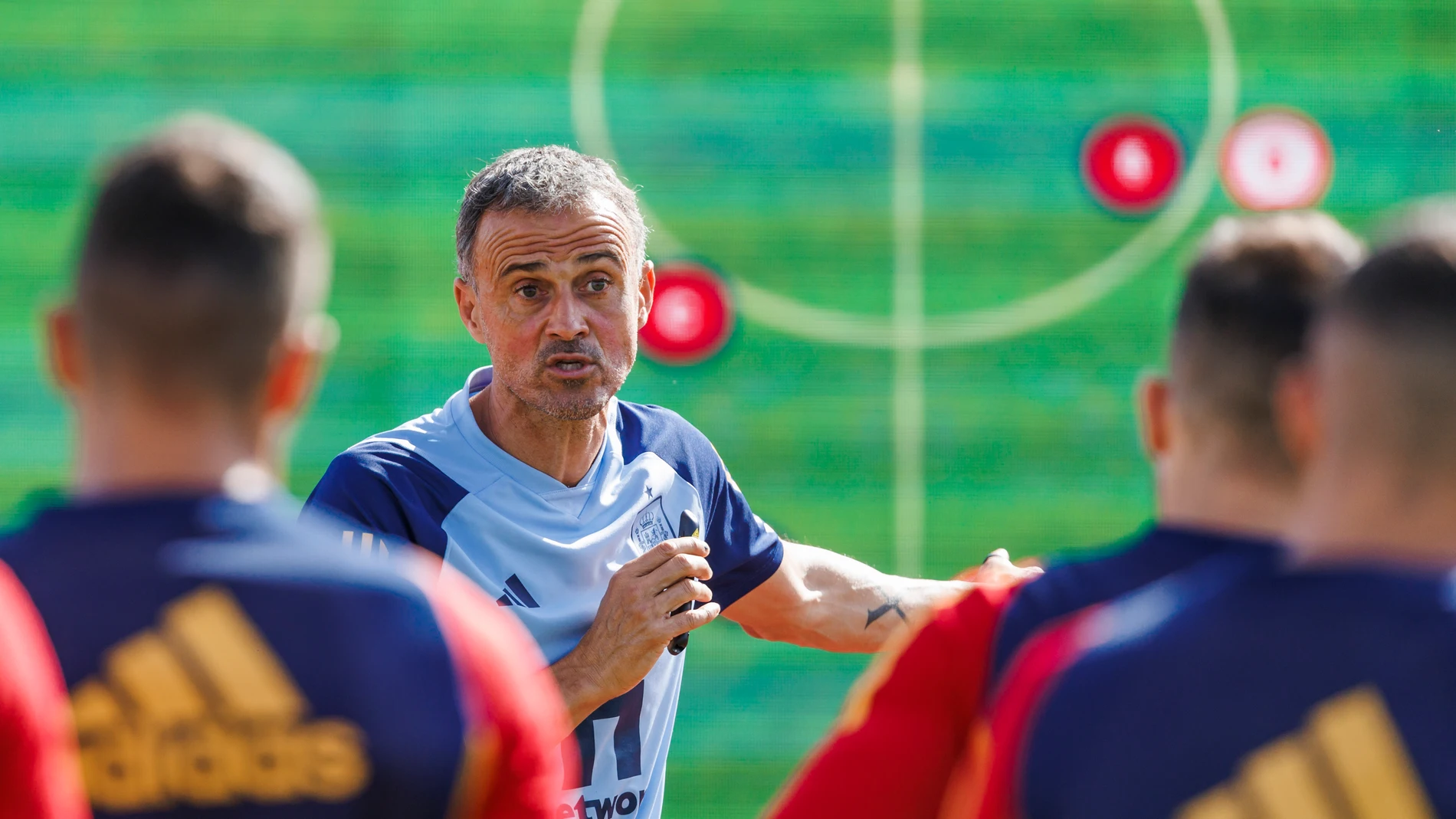 Luis Enrique da instrucciones a sus jugadores durante un entrenamiento
