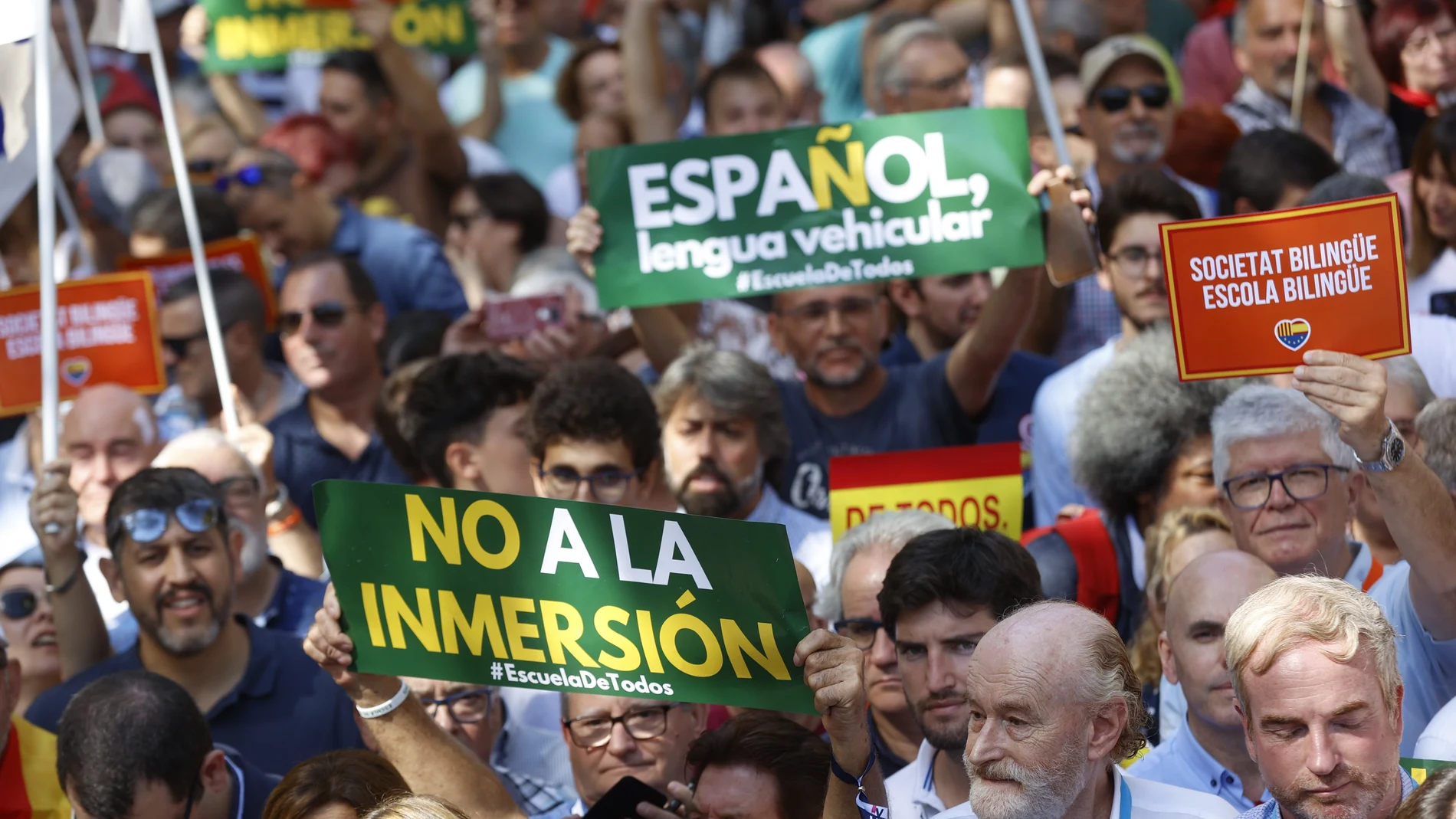 Bajo el lema 'Español, Lengua Vehicular', la plataforma Escuela para Todos convocó una manifestación en Barcelona para reclamar que el castellano también sea lengua vehicular en Cataluña.