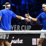 Nadal y Federer se saludan tras ganar un punto ante Tiafoe y Sock en la Laver Cup