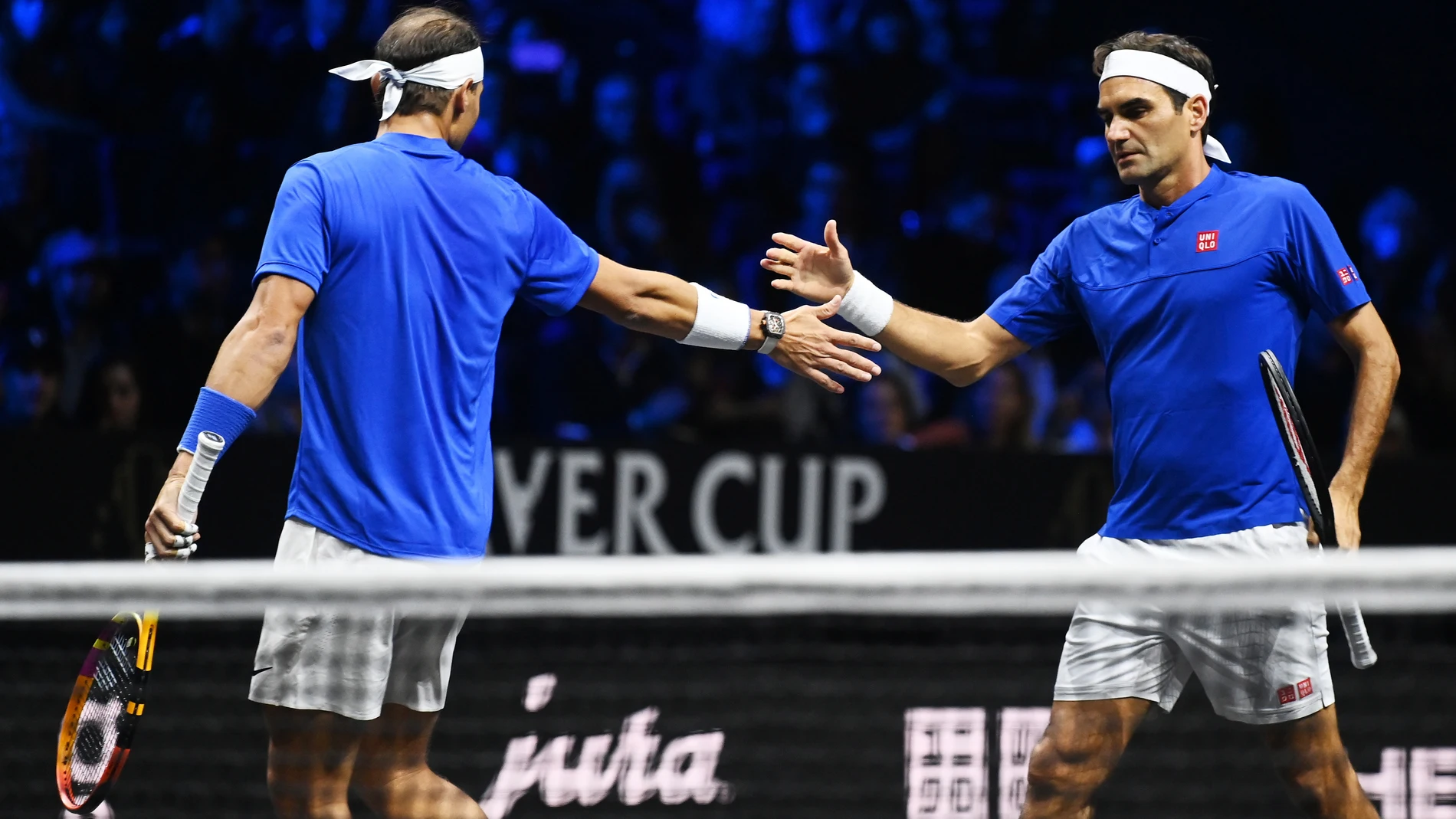 Nadal y Federer se saludan tras ganar un punto ante Tiafoe y Sock en la Laver Cup