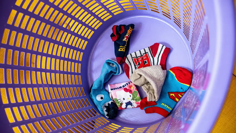 Cesto de ropa sucia con calcetines