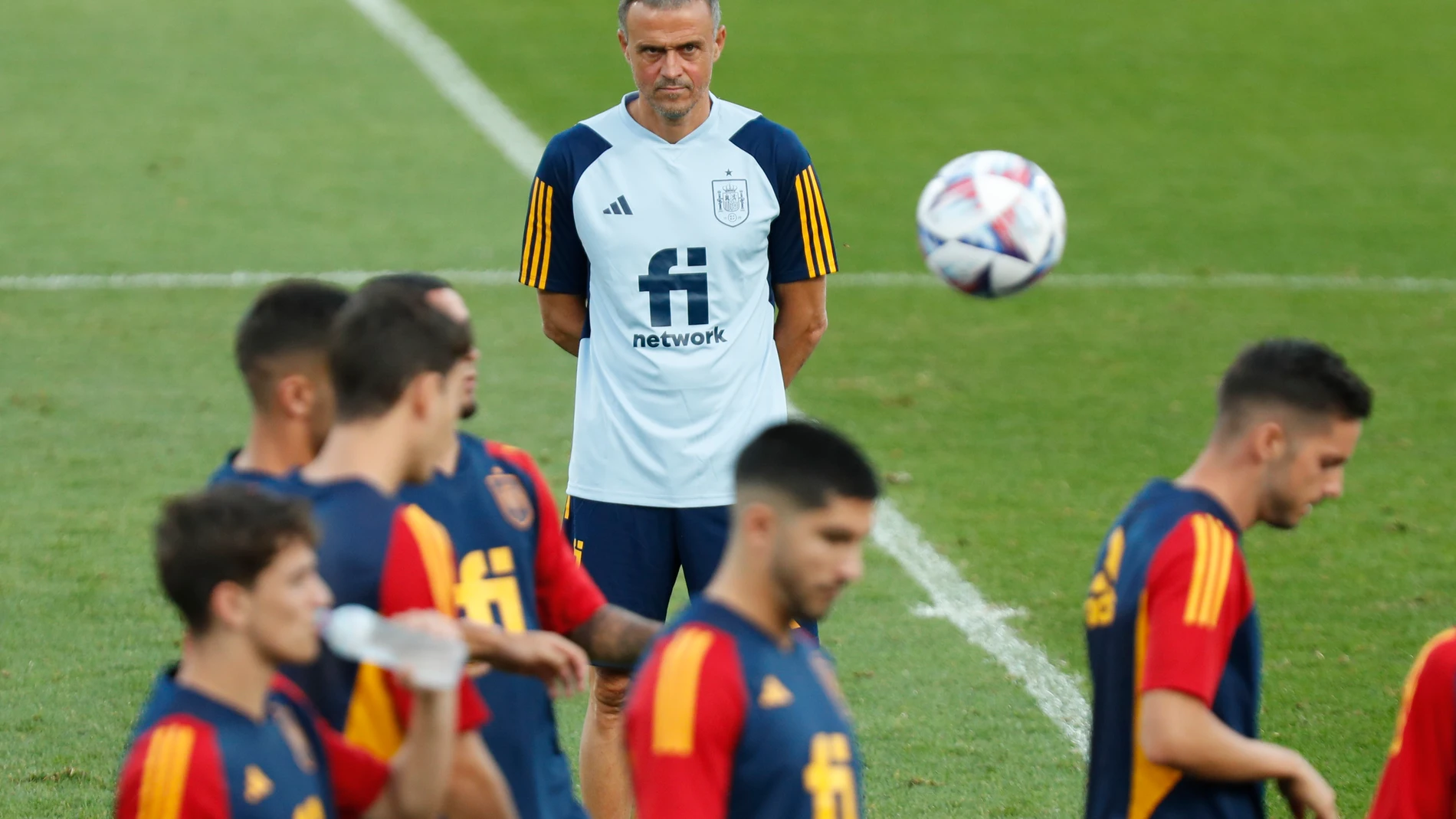 Luis Enrique observa a sus jugadores durante el último entrenamiento