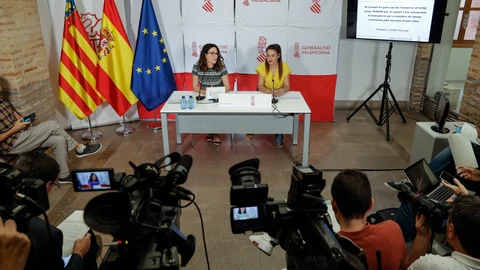 La vicepresidenta y portavoz del Consell, Aitana Mas (izqda), junto a la consellera de Agricultura y Medio Rural, Mireia Mollá, informan de los acuerdos aprobados en la reunión del pleno del Consell, que esta semana se reunió en Torrent