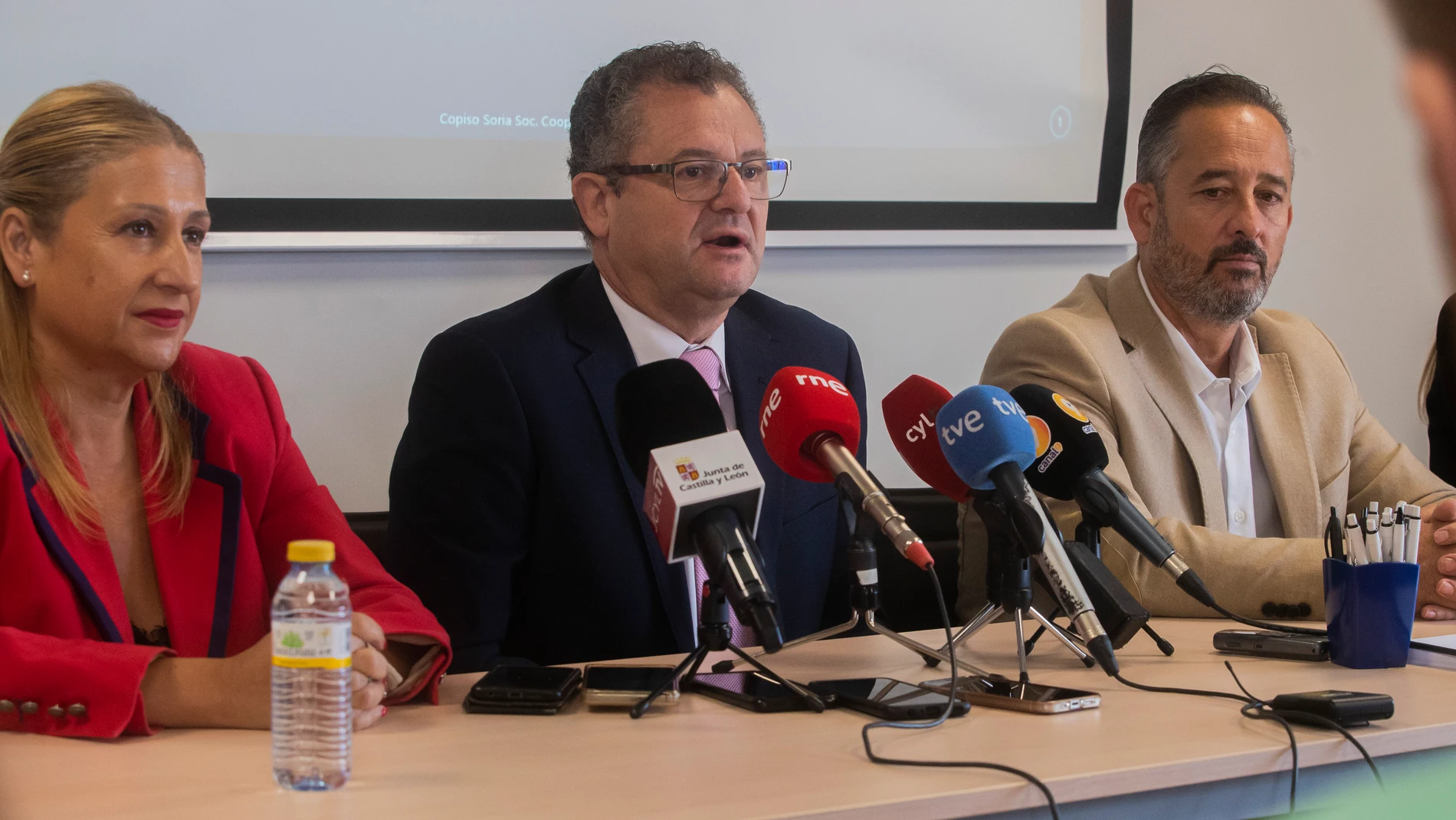 El consejero de Agricultura, Ganadería y Desarrollo Rural, Gerardo Dueñas (c), atiende la prensa junto a la delegada de la Junta en Soria, Yolanda de Gregorio y el presidente de Copiso, Javier Blanco (d) durante la visita que ha realizado a las instalaciones de la sociedad cooperativa, Copiso