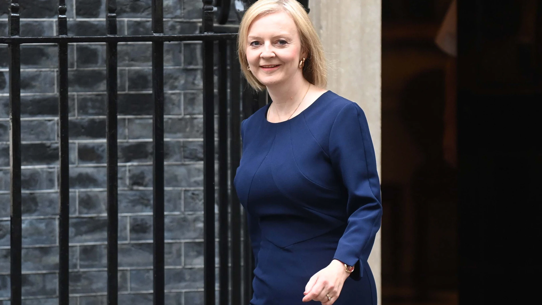 La "premier" británica, Liz Truss, sale del número 10 de Downing Street