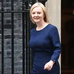 La "premier" británica, Liz Truss, sale del número 10 de Downing Street