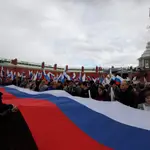 Manifestantes salen a la calle en San Petersburgo en defensa de que la región ucraniana de Donbás se integre en Rusia