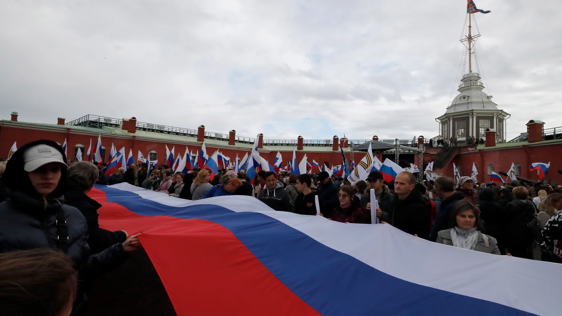 Manifestantes salen a la calle en San Petersburgo en defensa de que la región ucraniana de Donbás se integre en Rusia