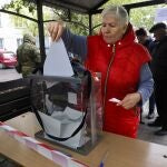 Una mujer participa en el referéndum de anexión celebrado hoy en la ciudad de Mariupol en Donetsk