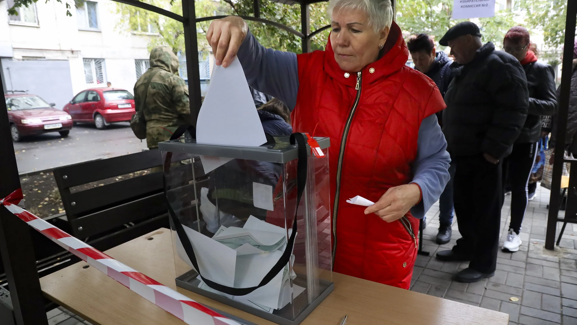 Una mujer participa en el referéndum de anexión celebrado hoy en la ciudad de Mariupol en Donetsk