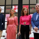 La vicepresidenta segunda del Gobierno, Yolanda Díaz (2i), posa junto a Ignacio Sánchez Cuenca (i), Marta Lois (d) y Fernando Salinas durante la presentación de los equipos de trabajo de Sumar, este viernes, en Madrid