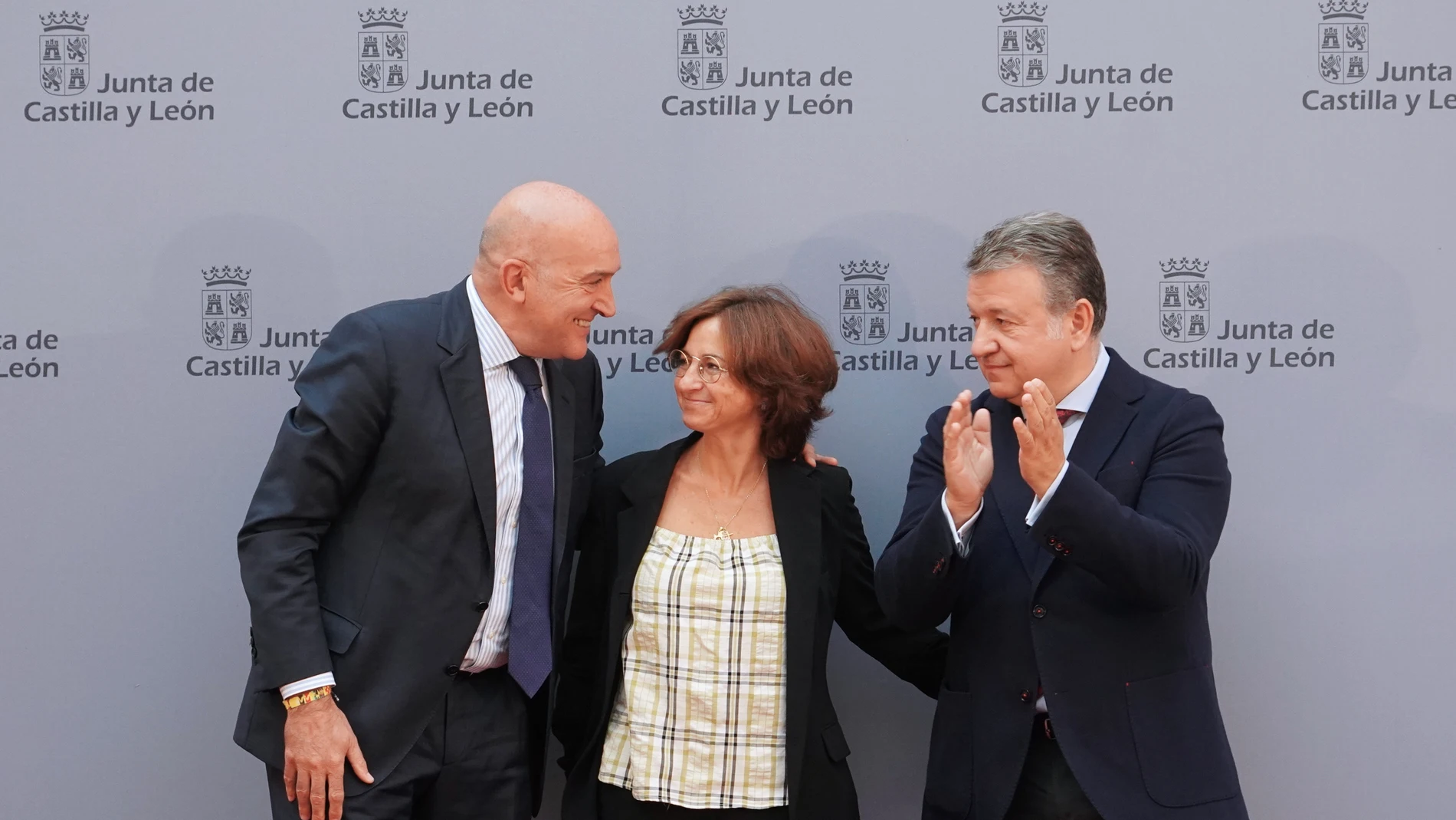 El consejero de la Presidencia, Jesús Julio Carnero, preside la toma de posesión del nuevo director de Función Pública, Francisco Javier Raedo Aparicio
