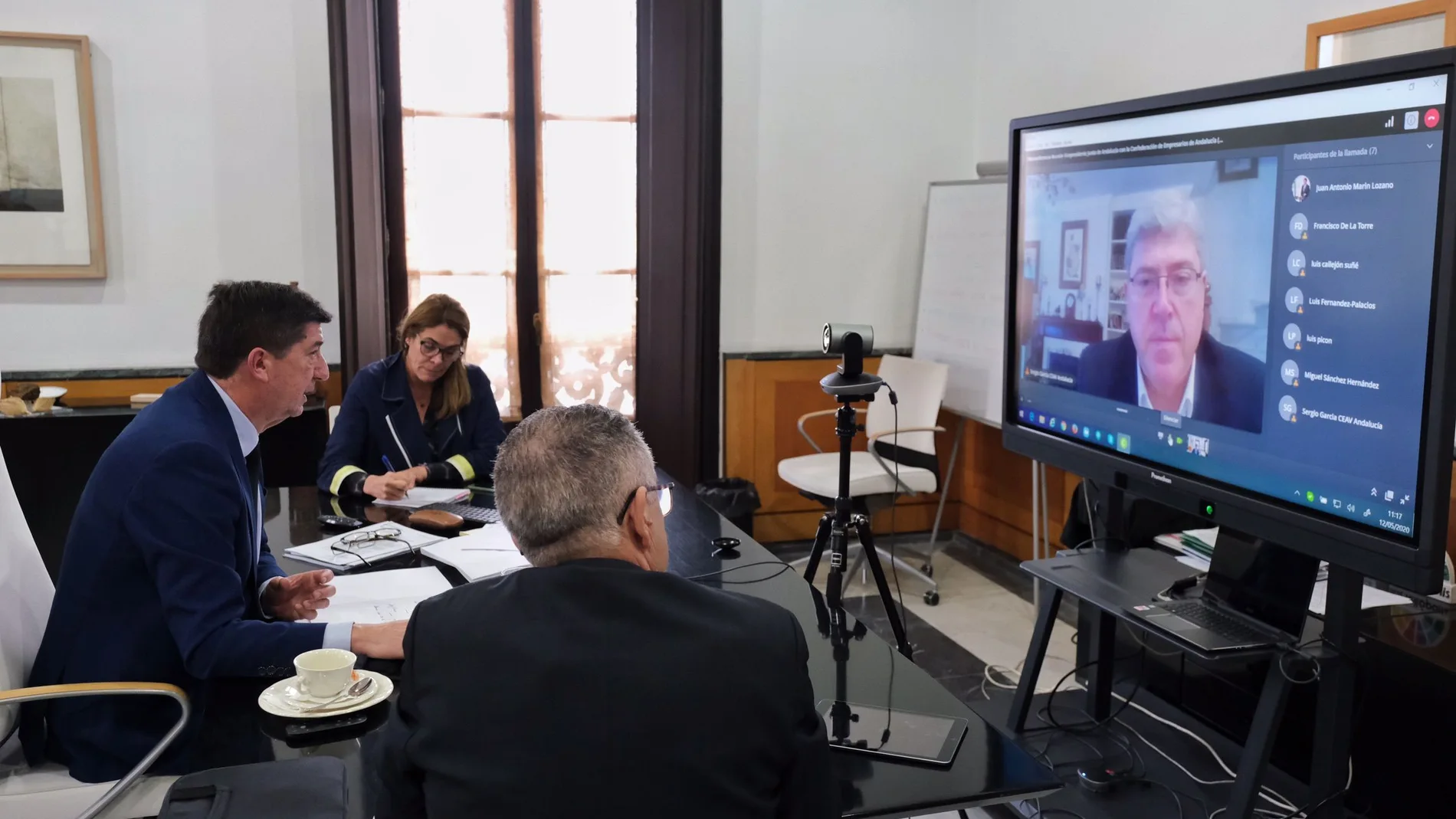 El vicepresidente andaluz, Juan Marín, se ha reunido hoy de forma virtual con miembros del Consejo Empresarial de Turismo de la Confederación de Empresarios de Andalucía (CEA)