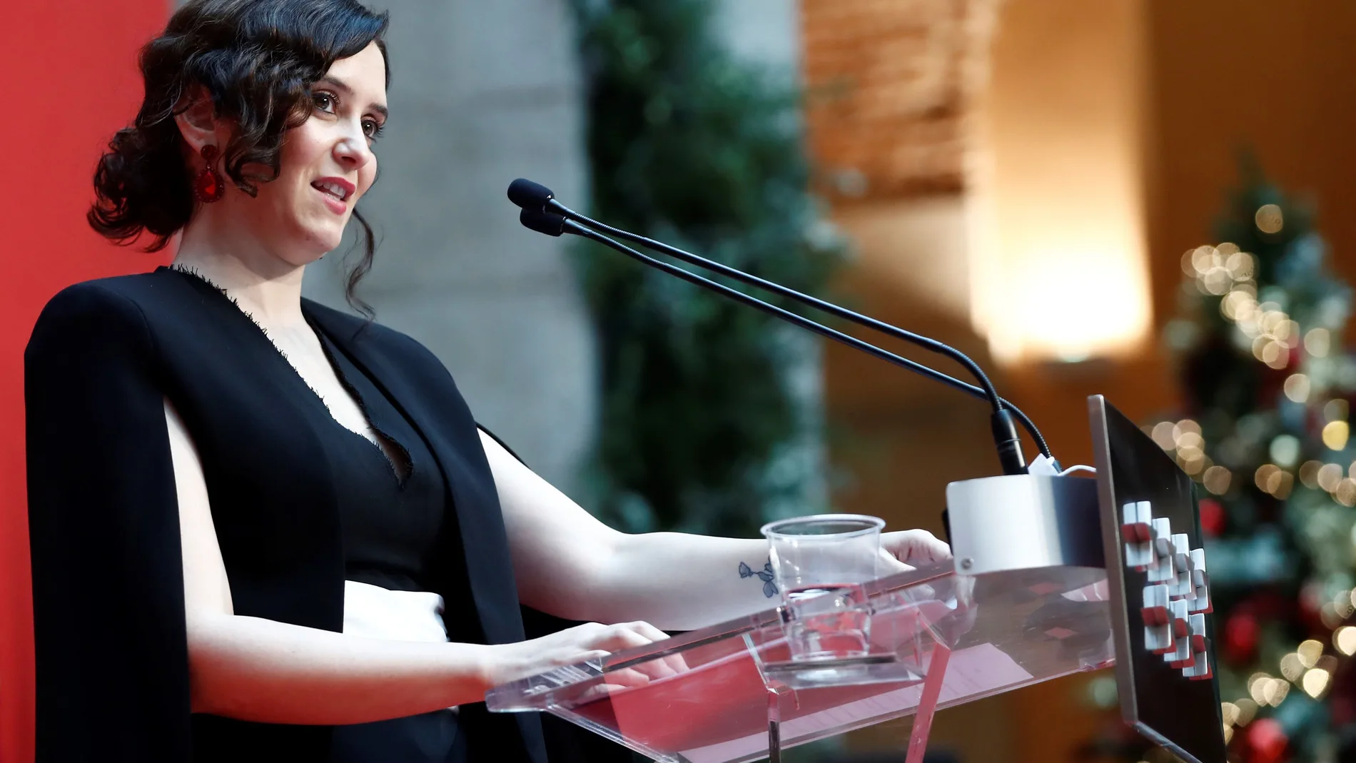 La presidenta de la Comunidad de Madrid, Isabel Díaz Ayuso, da un discurso durante la ceremonia por el 42 aniversario de la Constitución Española, este viernes, en la Real Casa de Correos