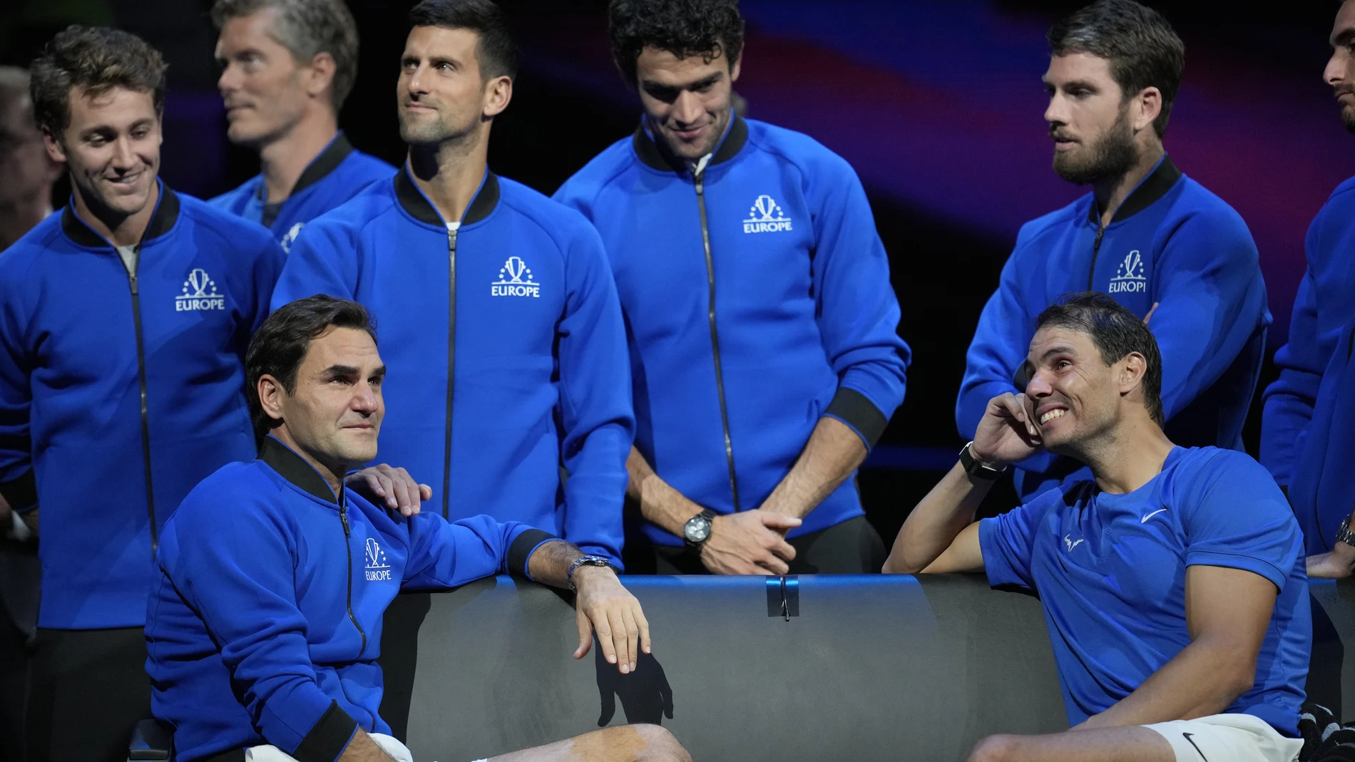 Roger Federer y Rafa Nadal, muy emocionados en la despedida del primero