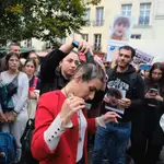 Una mujer se afeita el pelo en París en protesta por la muerte de la joven iraní Mahsa Amini tras ser detenida por no llevar «correctamente» el velo