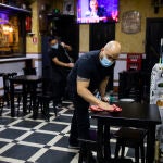 Limpieza de mesas y sillas en el barrio de Vista Alegre dentro del protocolo de actuación contra el Covid-19