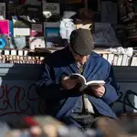 Un jubilado lee un libro en Madrid