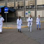 Un grupo de sanitarios, ante instalaciones de un hospital de Sevilla